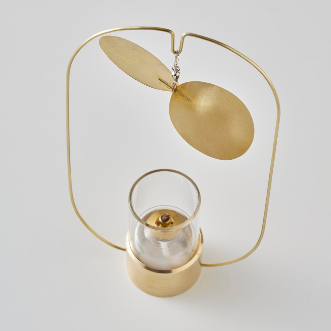 職人がひとつひとつ手仕事で羽根を製作。出来上がった羽根はすべて回転確認を行います。