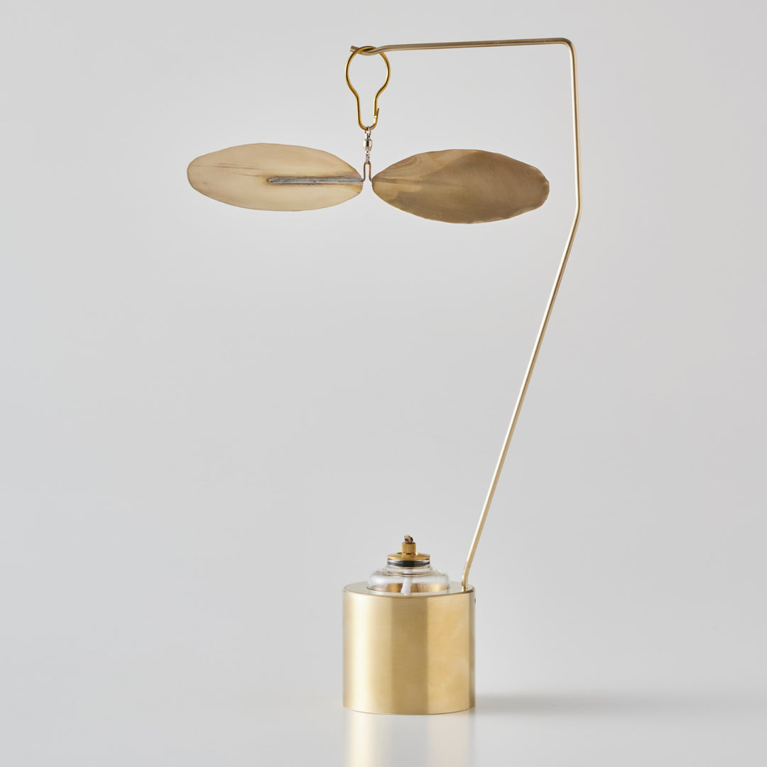 炎の熱で旋回する羽根。
気流の動きを楽しむオイルランプです。