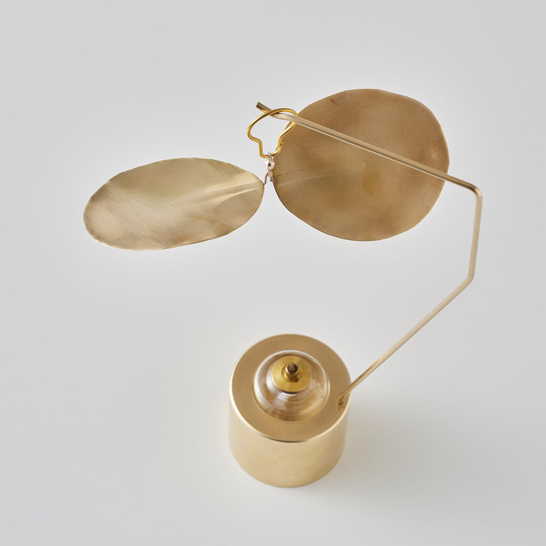 職人がひとつひとつ手仕事で羽根を製作。出来上がった羽根はすべて回転確認を行います。