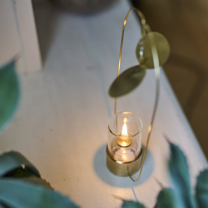 炎の熱による上昇気流を受けて、羽根が回転するように設計。