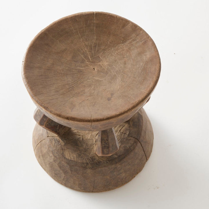 実用的な腰掛け椅子として大切に受け継がれてきたトンガスツール。