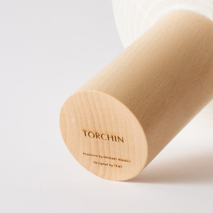 底面には「TORCHIN」の刻印。土台にはブナの天然木を使用しています。
