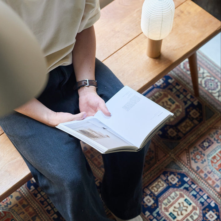 食事の時間、読書のひととき、眠りにつく前。暮らしの場面に寄り添う灯り。