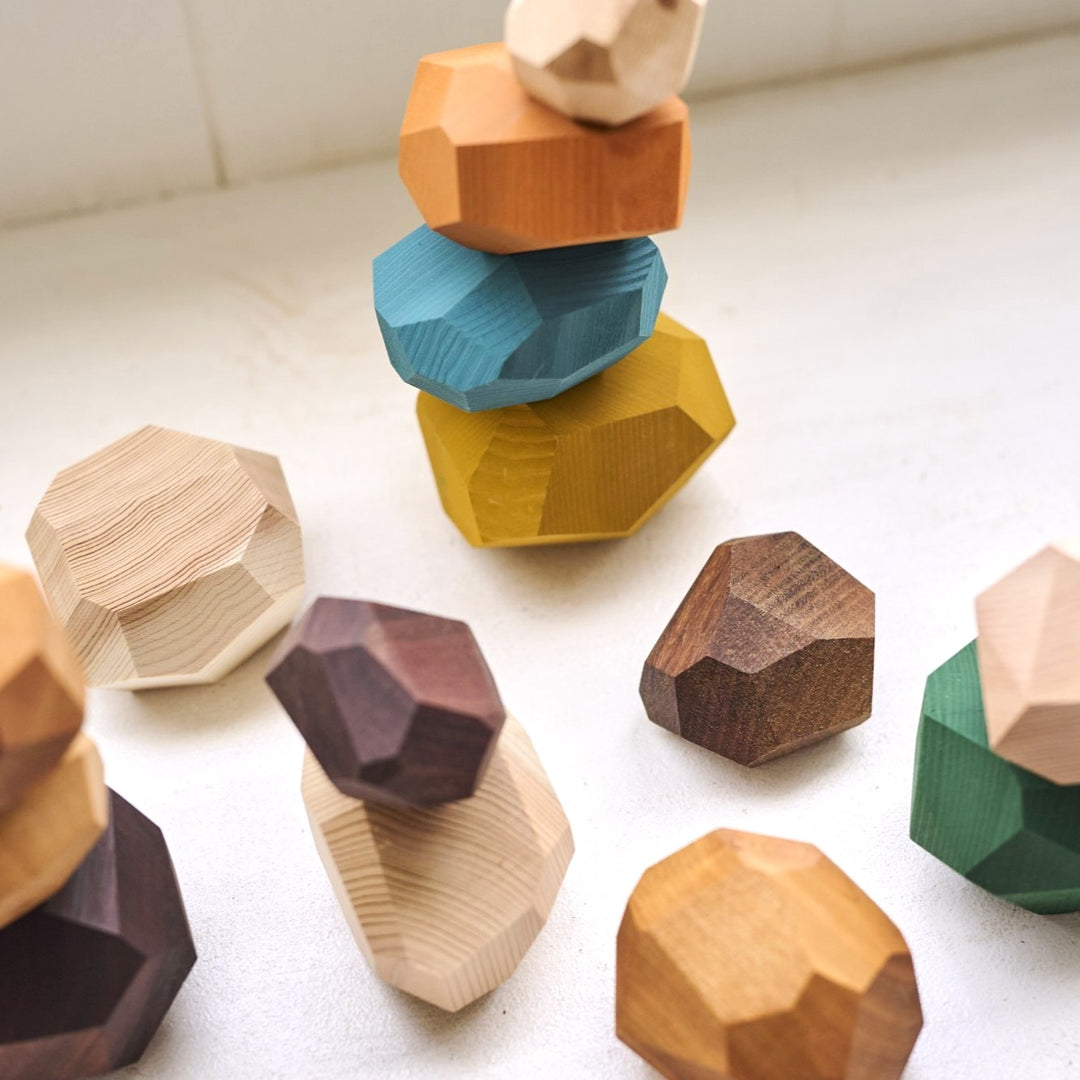 ブロックひとつひとつは、職人の手によって丁寧に加工・面取りされています。