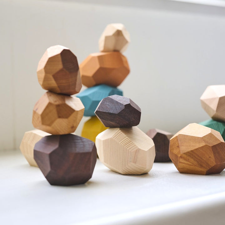 積み上げられた姿は彫刻のように見え、崩れた状態は石を並べたような風景に。