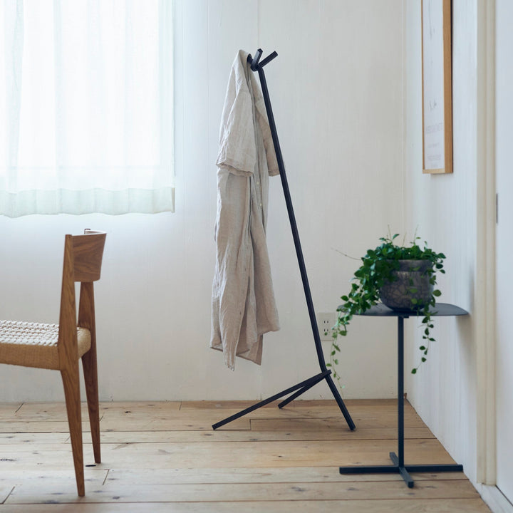 16×16mmのスチール角材を使用した、彫刻のような佇まいのハンガーラックです。