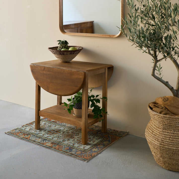 部屋の中で、静かになじむ佇まい。植物との相性も抜群です。