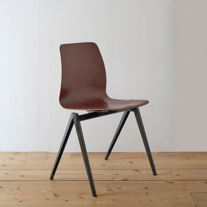 特徴的なV字脚は、見る角度によって印象を変え、リズムのある陰影をつくり出す。