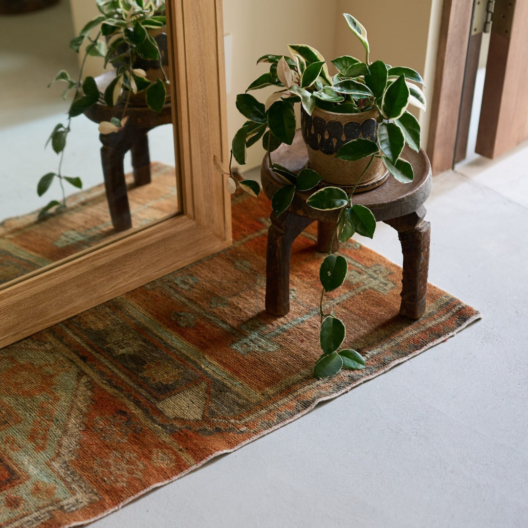 観葉植物の台としても相性が抜群。高さが出ることで空間に変化を与えてくれます。