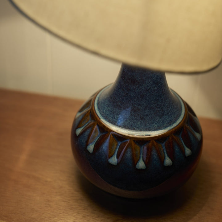 灯りをともすと、内側からじんわりと青が透けるように輝きます。