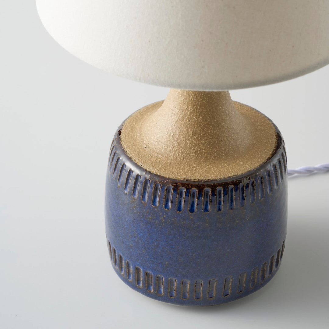 上部のざらりとしたマットな土肌と、下部の光沢あるブルーとの対比が美しい。
