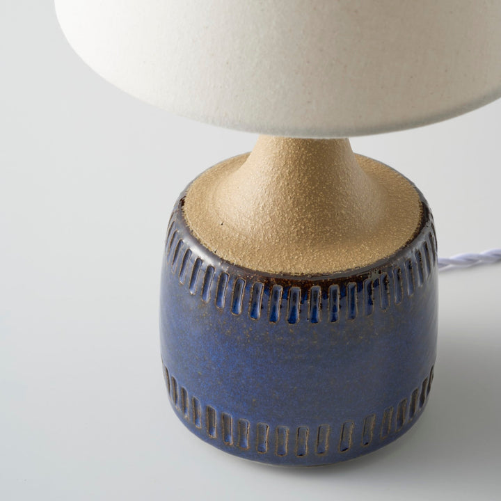 上部のざらりとしたマットな土肌と、下部の光沢あるブルーとの対比が美しい。