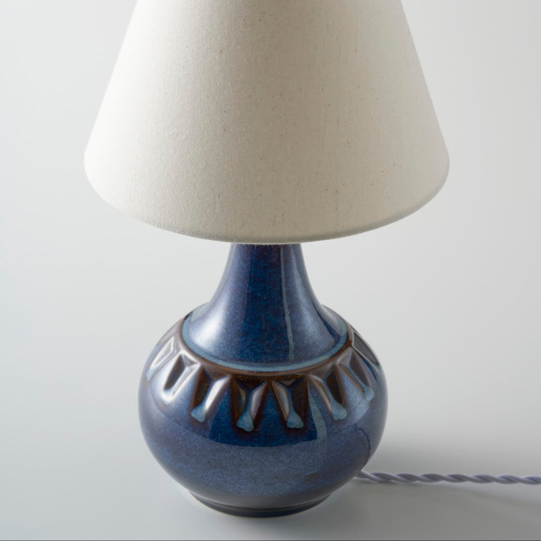 濃紺の釉薬に溶け込むように現れる褐色のラインが際立ちます。