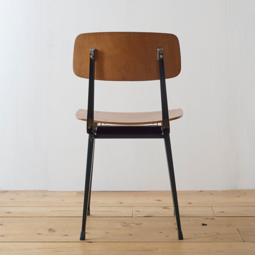 オランダにおける「合理的なデザイン思想」を体現した一脚です。