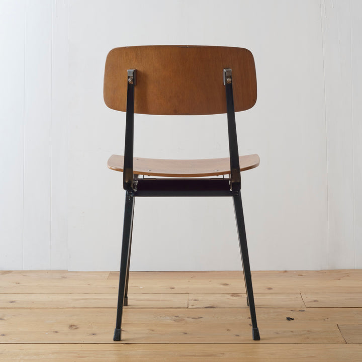 オランダにおける「合理的なデザイン思想」を体現した一脚です。