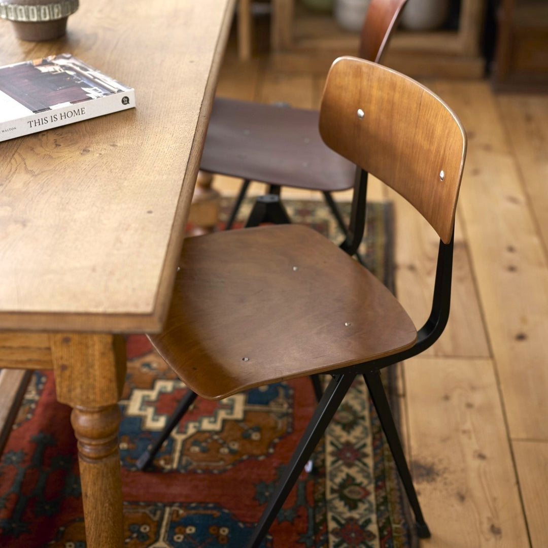 木製家具と合わせても、違和感なく馴染み、ほどよいアクセントに。