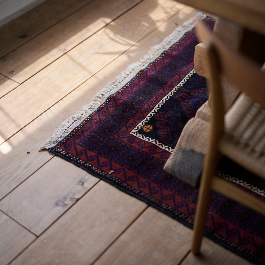 深い藍を背景に、赤やワインレッドが交差する力強い幾何学模様。