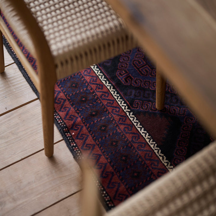 幾何学模様の反復が視覚的なリズムを生み出し、空間に奥行きを加えます。