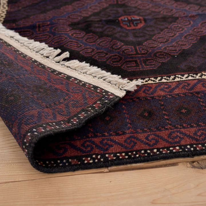 幾重ものボーダーラインは、まるで大地と空をつなぐ境界線のよう。