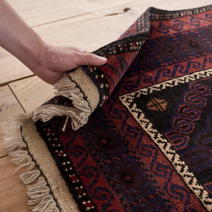 ウール素材のみで編まれた、適度な厚みのある高級感漂う一枚です。