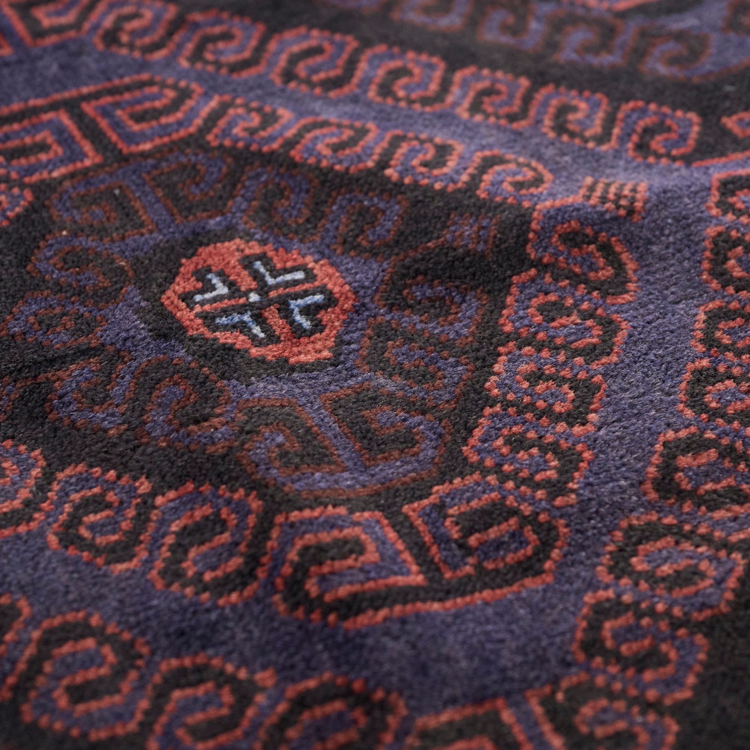 ダークカラーが得意なバルーチ族。日本家屋や和室にも相性抜群です。