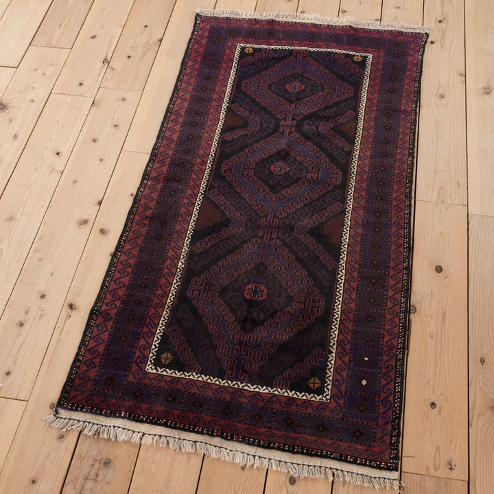 約204×108cm。リビングの主役にも、空間を引き締めるにも良いサイズです。