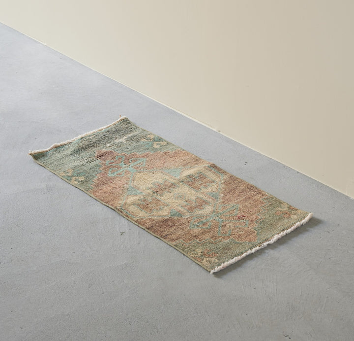サイズ：約80 × 40cm　玄関でもリビングでも、取り入れやすいサイズ感です。
