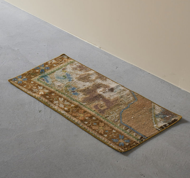 サイズ：約77 × 39cm　玄関でもリビングでも、取り入れやすいサイズ感です。