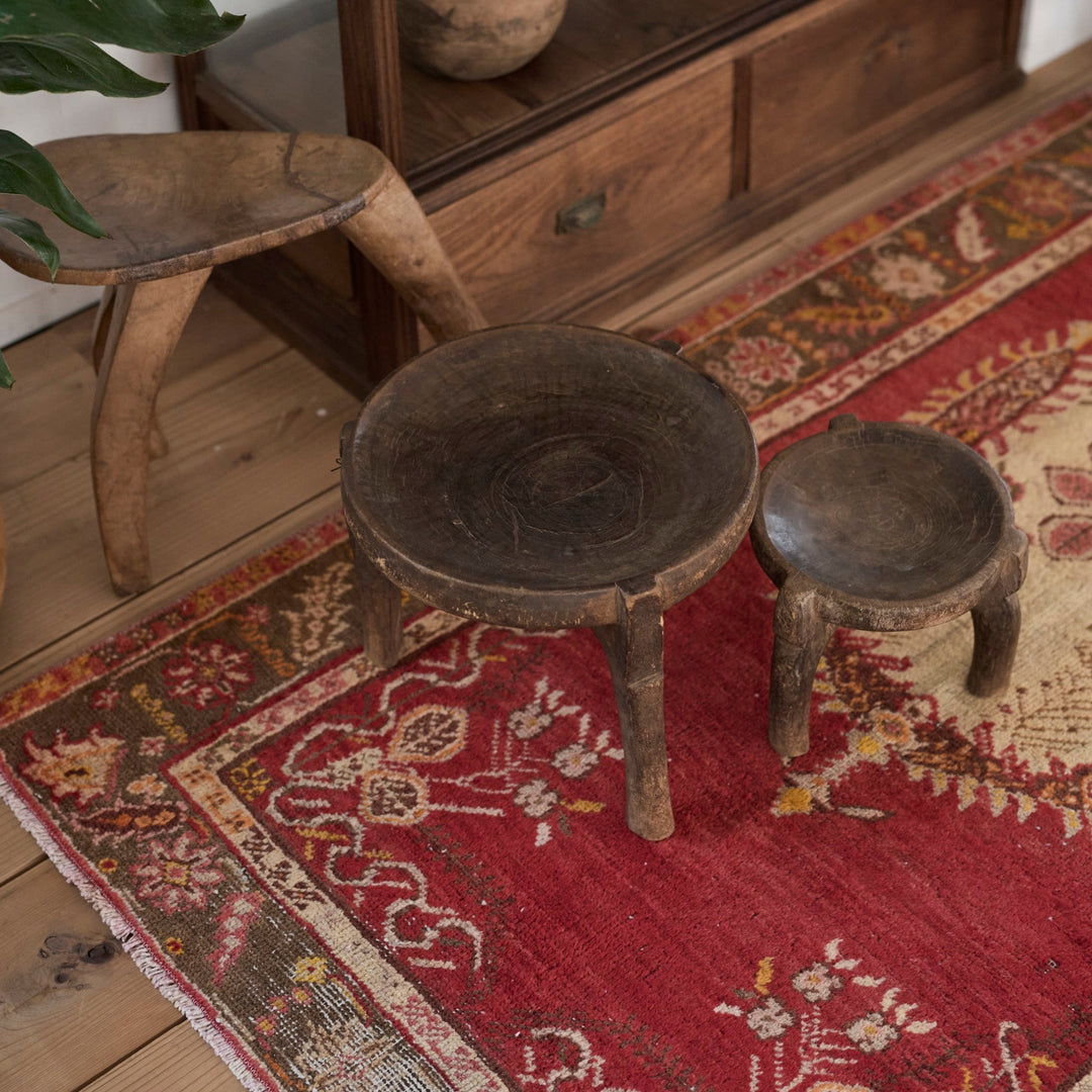 ボーダー部分の多彩な花柄装飾は、まるで庭園を歩いているような豊かさ。