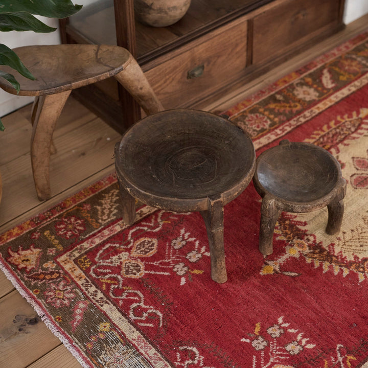 ボーダー部分の多彩な花柄装飾は、まるで庭園を歩いているような豊かさ。