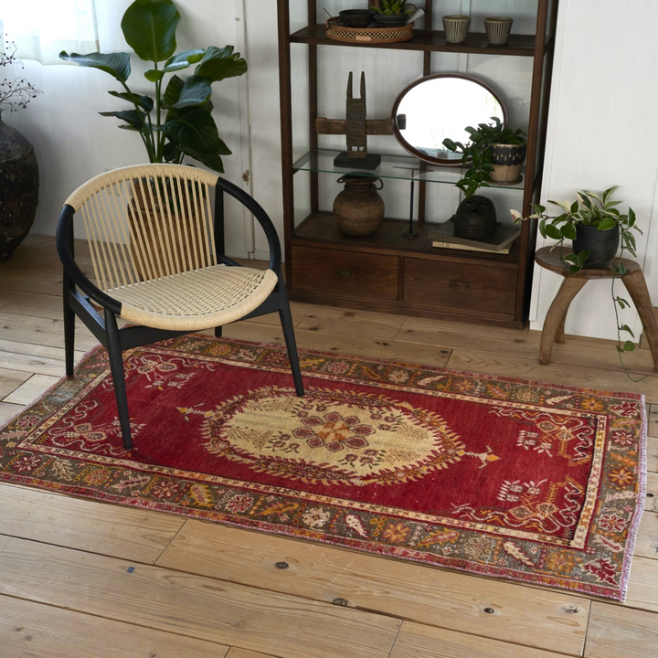 1970年代 トルコ・ギュネイ地方で生まれた、一点もののヴィンテージラグ。