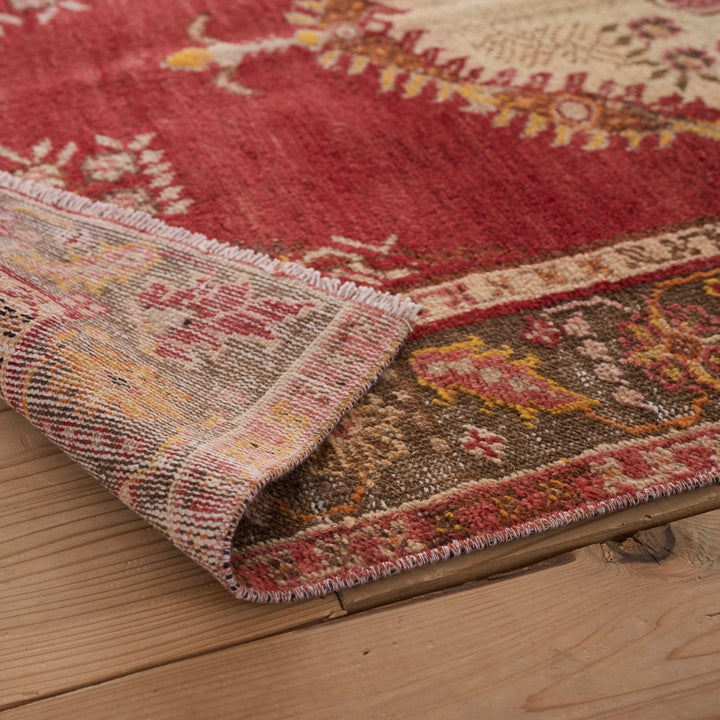 厚み約5mm。毛足が少しあり、しっとりとした存在感のある一枚です。