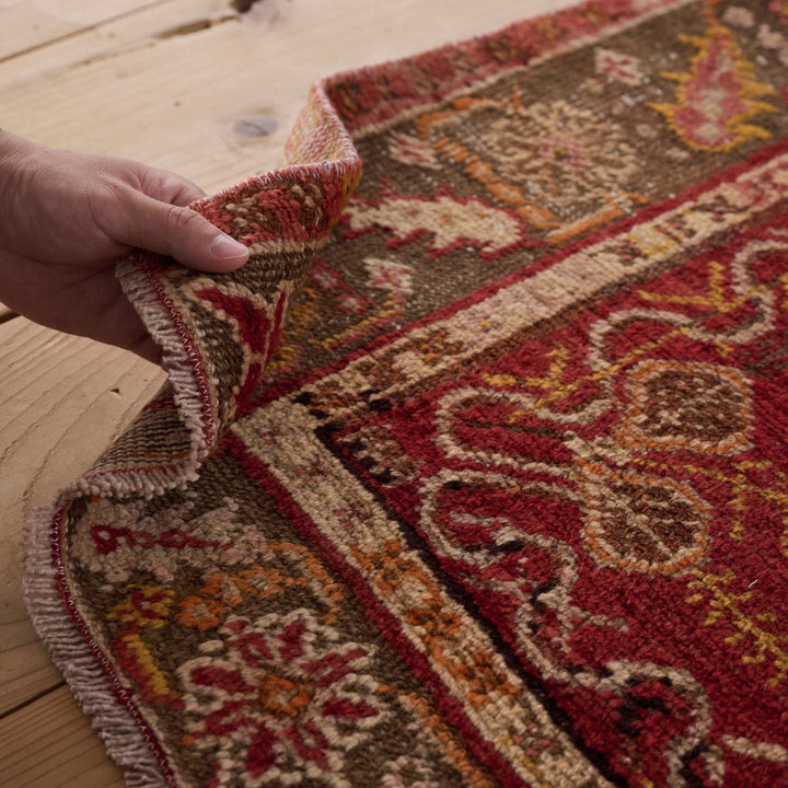 ウールとコットンの天然素材を使用した生地。密度の高い織りが高級感を感じさせます。