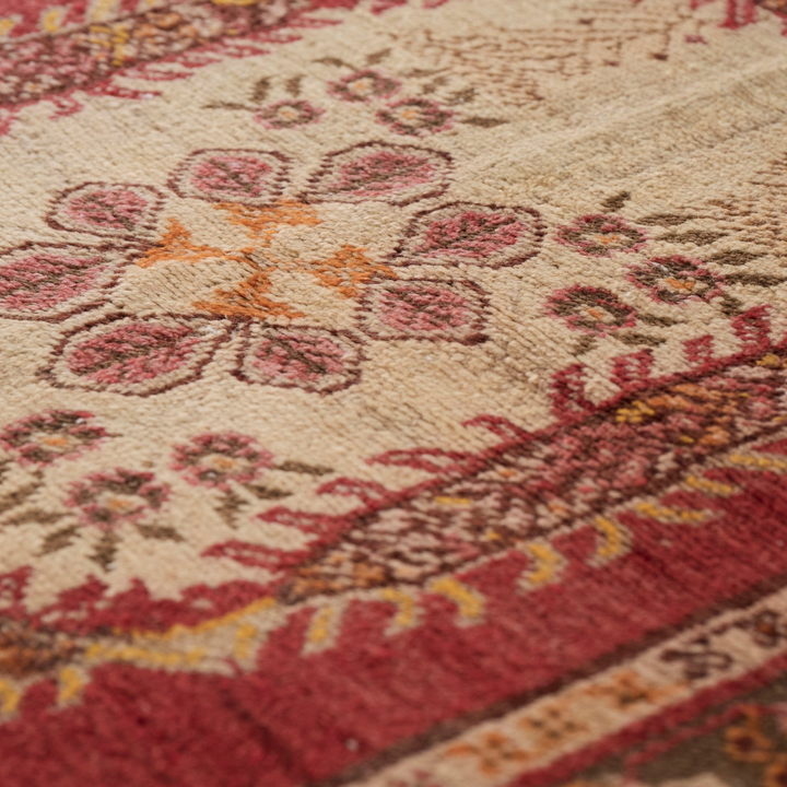 深いレッドを基調とした色彩。情熱的な美しさを持つ一枚です。