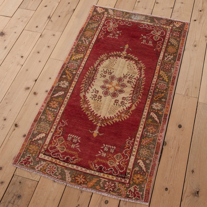 サイズは約180×100cm。リビングにもベッドサイドにも、ちょうどいいサイズです。