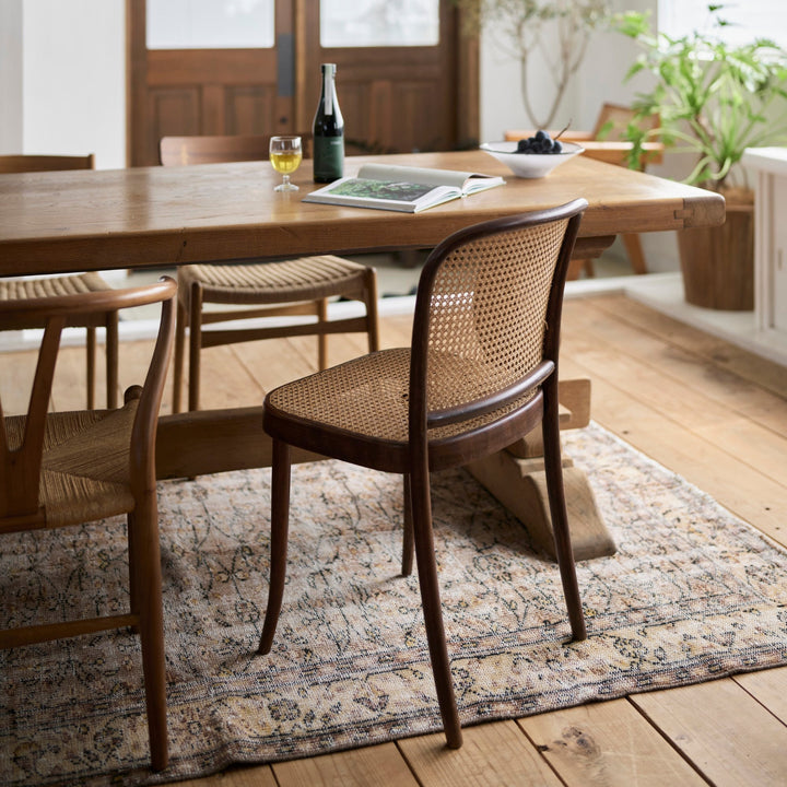 ベージュ、ブラウン、グレーの淡い色調が織りなす、落ち着いた佇まい。