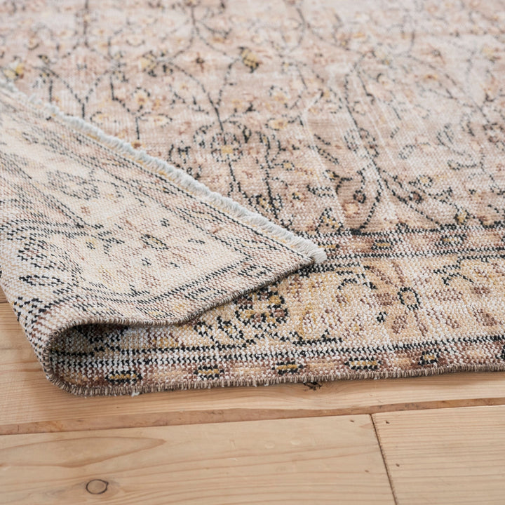 厚み約3mm。薄手ながらも、裸足で歩いたときのやわらかさを感じられます。