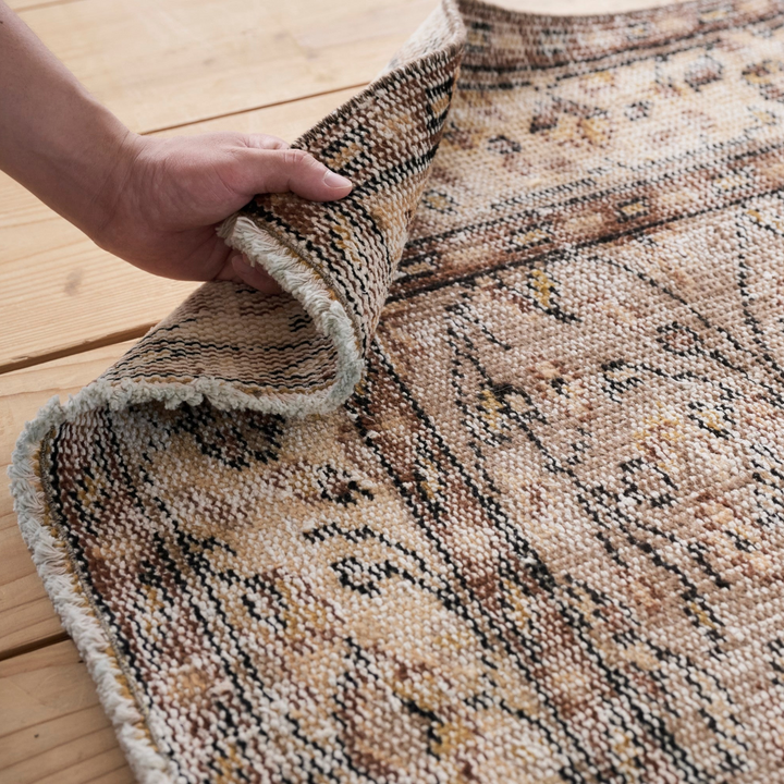 経年変化こそがヴィンテージラグの魅力です。