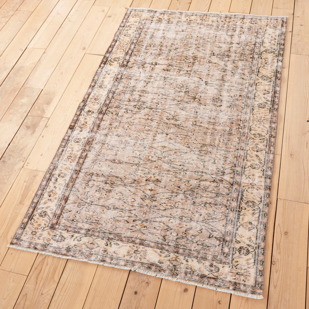 約247×154cmの大型サイズだからこそ感じられる、ヴィンテージの世界観