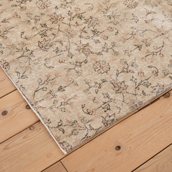 半世紀を超えて育まれた風合い。使い込むほどに味わいを増していきます。