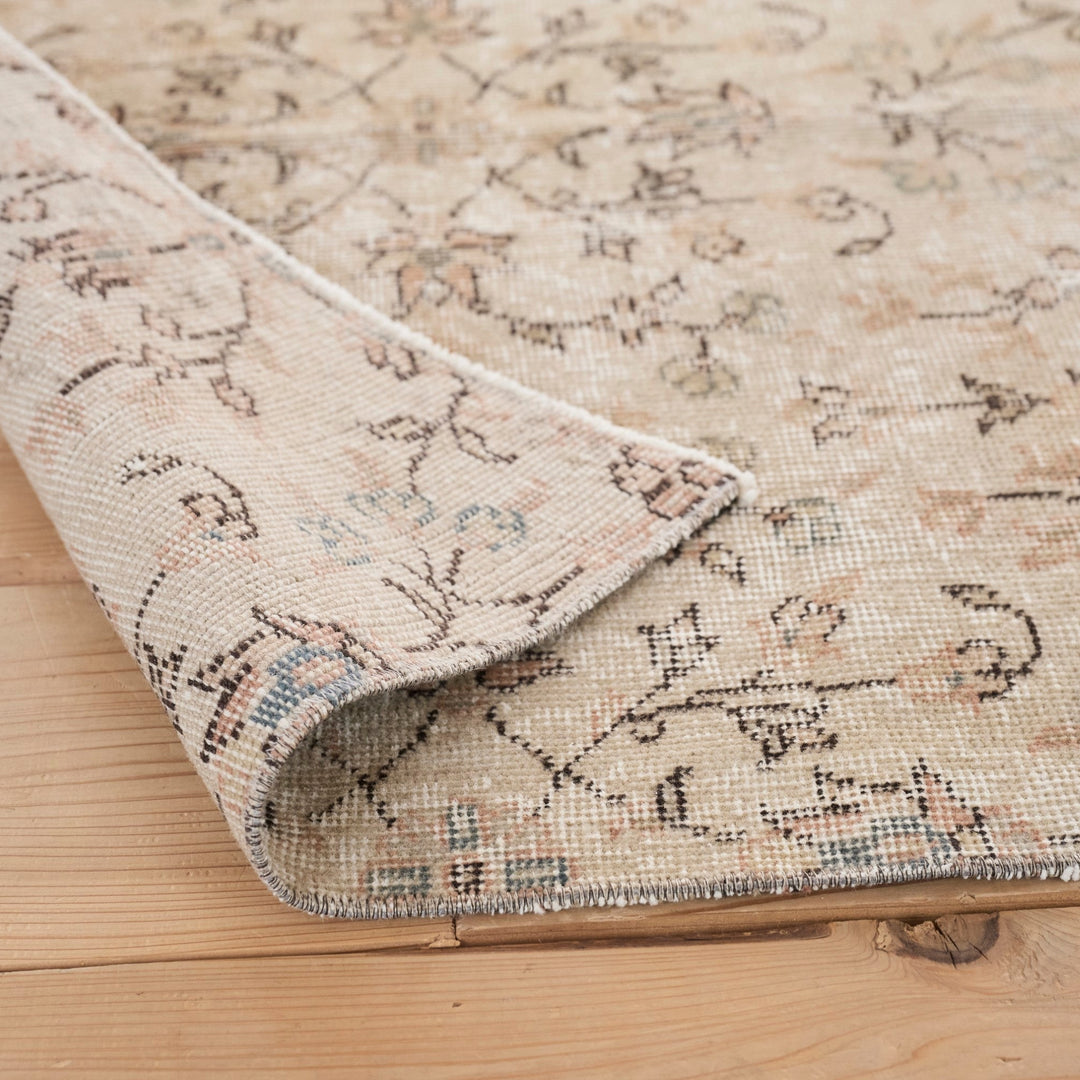 厚み約3mm。薄手ながらも、裸足で歩いたときにはやわらかさを感じられます。