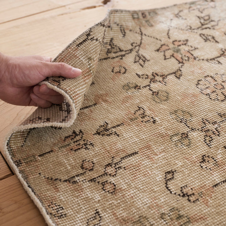 ウールとコットンの天然素材を使用した、心地よい質感の生地。