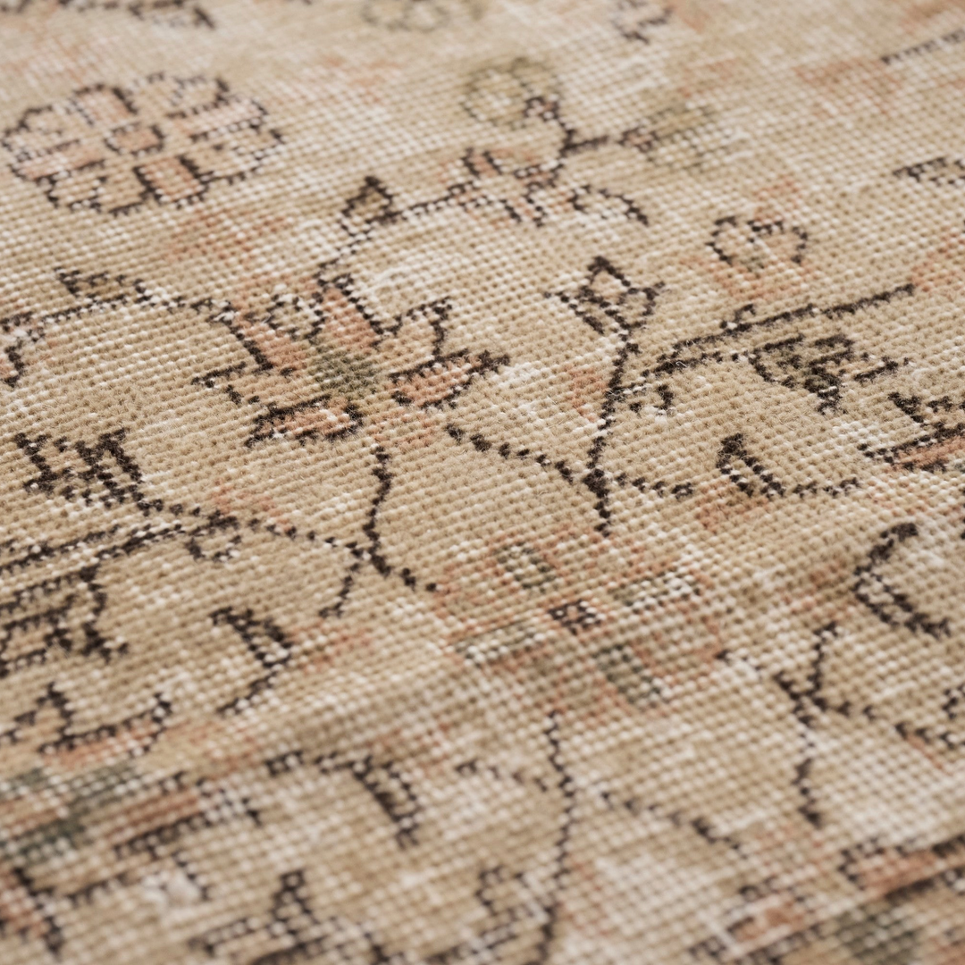 ベージュとブラウン、淡いピンクが溶け合う、優しく褪せた色合いが魅力。