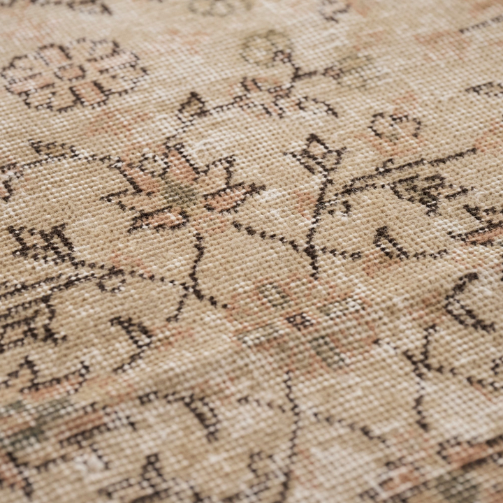 ベージュとブラウン、淡いピンクが溶け合う、優しく褪せた色合いが魅力。