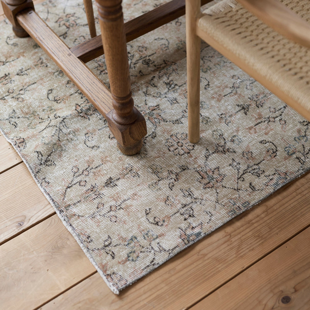 毛足がごく短くお手入れしやすいので、ダイニングでのご利用もおすすめです。