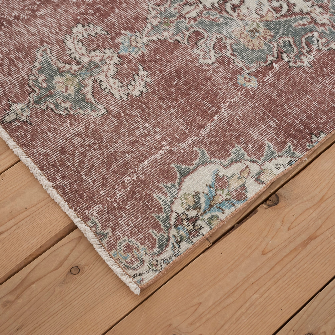 深い赤とペールグリーンの絶妙な組み合わせ。独特の魅力を持つ配色です。