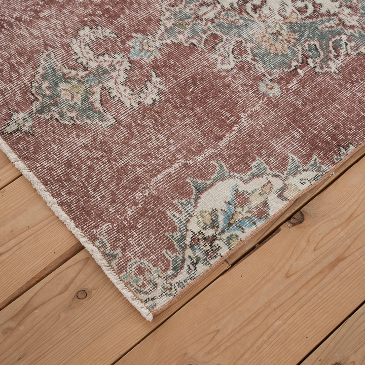 深い赤とペールグリーンの絶妙な組み合わせ。独特の魅力を持つ配色です。