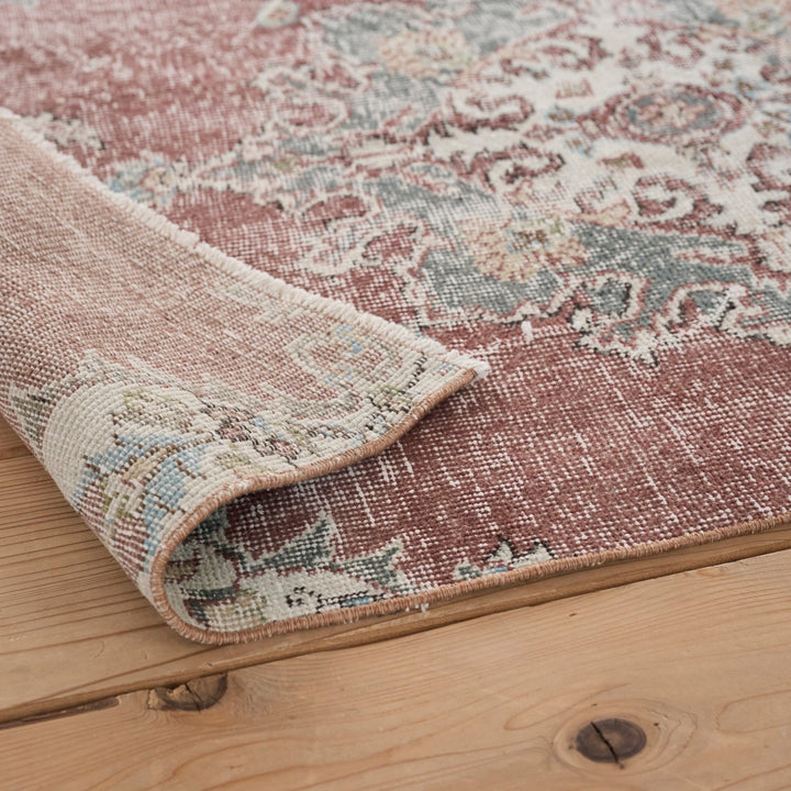 厚み約3mm。薄手ながらも、裸足で歩いたときのやわらかさを感じられます。