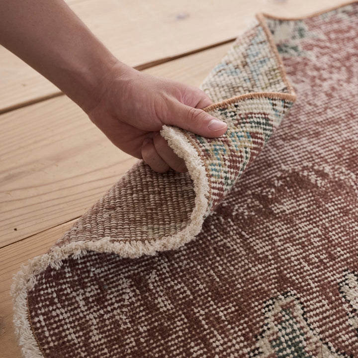 ウールとコットンの天然素材を使用した生地。フリンジは約15mmと短めです。