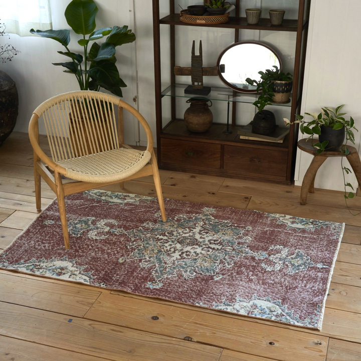 1970年代トルコ・イスパルタで生まれた、一点もののヴィンテージラグ。